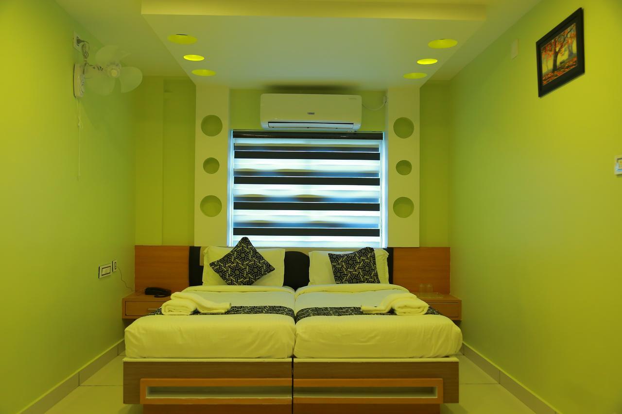 Hotel Royal Plaza Residency Cheruppulasseri Exterior foto